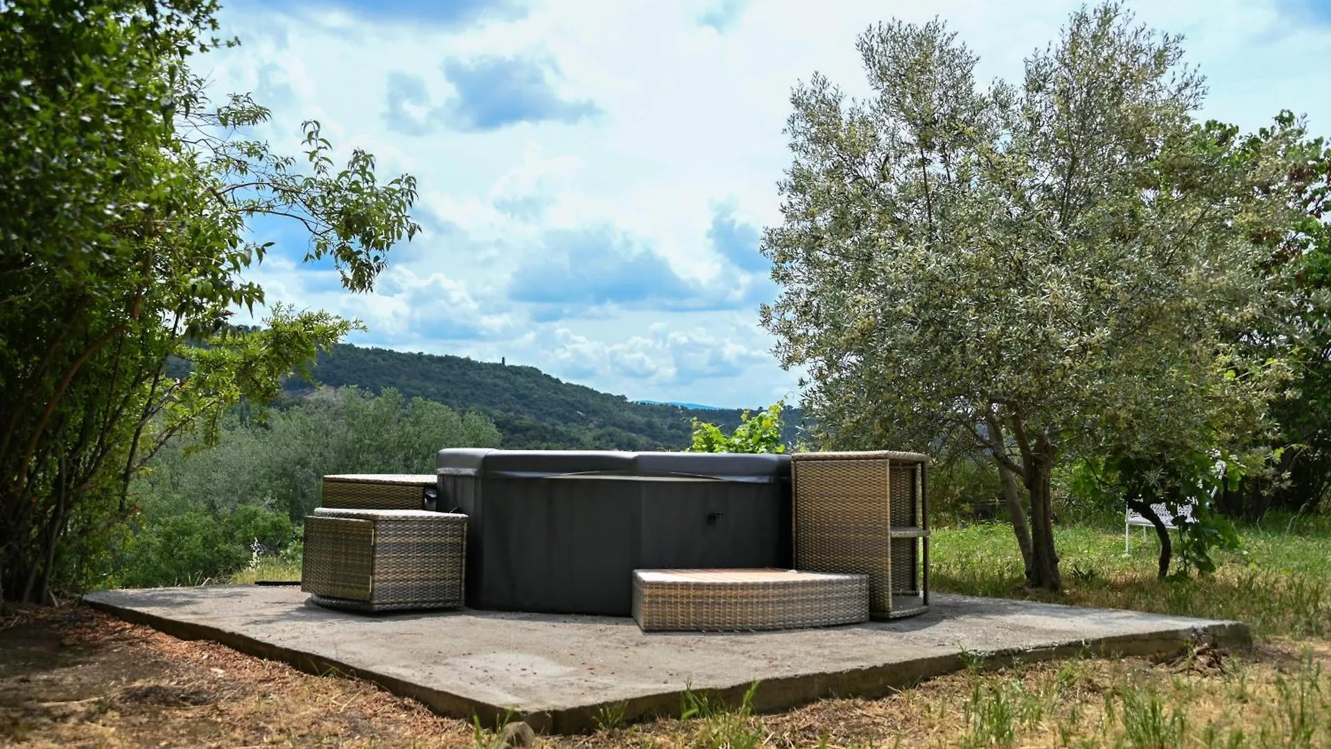 Viens Propriete Au Calme En Pleine Nature Avec Jacuzzi בית נופש